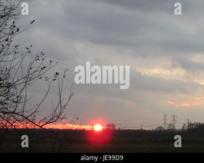 Un tramonto catturato l'8 dicembre 2013. L'immagine mostra i colori vivaci e la bellezza naturale del cielo al tramonto, riflettendo la fine tranquilla della giornata. Foto Stock