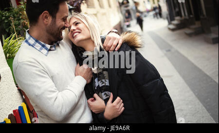 Romantico giovane coppia felice baciando e abbracciando Foto Stock