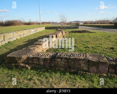 L'immagine cattura una scena da Villa rustica a Walldorf, scattata il 12 febbraio 2014. Una villa rustica si riferisce ad un tipo di villa di campagna romana, tipicamente con elementi agricoli e residenziali. Questa immagine mette in evidenza i resti o la struttura della villa, mostrando l'architettura romana e gli spazi abitativi rurali. Foto Stock
