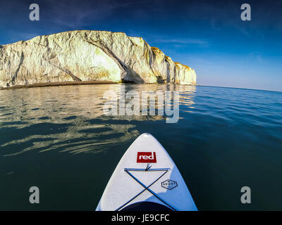 Punto di vista foto dal mio stand up paddle board, pagaiando lungo alcuni scogli Foto Stock