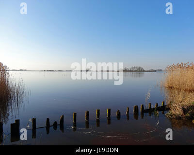 Una fotografia del 10 marzo 2014, che mostra il Giethoornsche Meer, un lago situato nella zona di Giethoorn nei Paesi Bassi, noto per la sua bellezza panoramica e le tradizionali gite in barca sui canali. Foto Stock