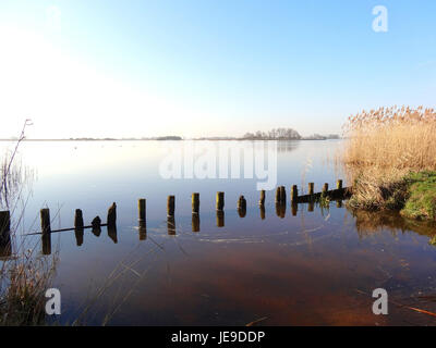 La fotografia scattata il 10 marzo 2014 cattura la Giethoornsche Meer nei Paesi Bassi, una tranquilla via d'acqua conosciuta per la sua bellezza panoramica e i pittoreschi canali. Foto Stock