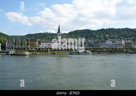 Questa fotografia, scattata il 21 giugno 2014, mostra una vista panoramica di Boppard lungo il fiume Reno in Germania. L'immagine cattura la bellezza panoramica della regione e i suoi monumenti architettonici. Foto Stock