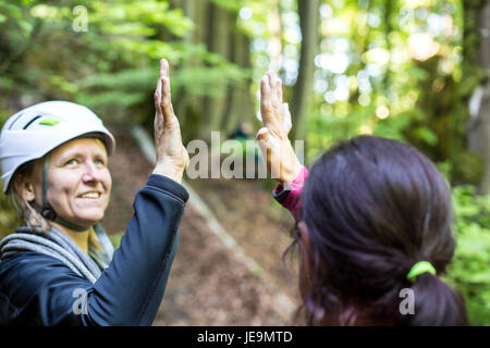 Zwei Frauen bei Klettern haben Spaß Foto Stock