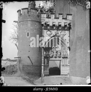 La fotografia intitolata "Albi, porte - MHNT PHA 89 A 013" fa parte della collezione del Museo di storia naturale. Raffigura una porta storica ad Albi, in Francia, che mostra i dettagli architettonici di una struttura medievale. Foto Stock