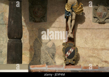 Il gruppo della Crocifissione a Kloster Heiligkreuztal, catturato il 19 luglio 2014, espone un'opera religiosa raffigurante la crocifissione di Cristo. Situato presso il monastero, il gruppo è una parte significativa del suo patrimonio spirituale e culturale. Foto Stock