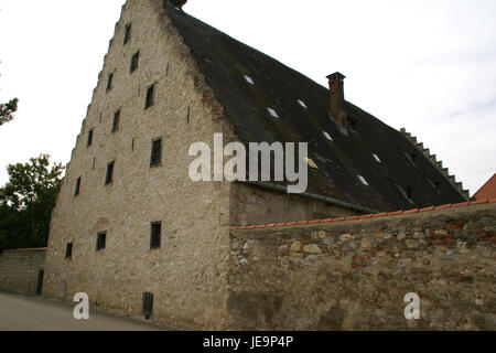 Il Kloster Heiligkreuztal, un monastero storico situato nel sud della Germania, risale al periodo medievale. Questa fotografia cattura la bellezza architettonica del monastero, mostrando il suo significato religioso e il suo valore storico. Foto Stock