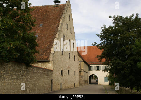 Il Kloster Heiligkreuztal è un monastero storico situato in Germania, noto per il suo significato architettonico e religioso. Questa foto è stata scattata il 19 luglio 2014, mostrando la struttura storica del monastero. Foto Stock