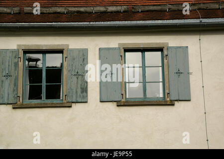 Questa immagine mostra le persiane della finestra di Kloster Heiligkreuztal, un monastero storico situato in Germania. Le persiane fanno parte delle caratteristiche architettoniche del monastero, riflettendo il significato storico e culturale dell'edificio. Foto Stock