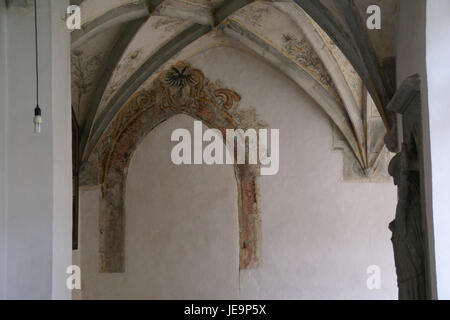 Gli affreschi nel chiostro di Kloster Heiligkreuztal, situato a Heiligkreuztal, in Germania, raffigurano scene religiose del periodo medievale. L'opera d'arte è un esempio di affresco gotico, che mette in risalto le influenze religiose e culturali dell'epoca. Foto Stock