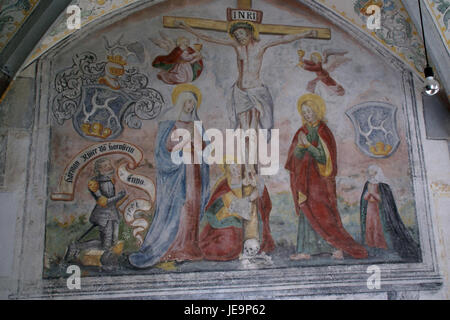 Un affresco raffigurante Gesù sulla croce, situato nel chiostro di Kloster Heiligkreuztal, un monastero storico in Germania. Foto Stock
