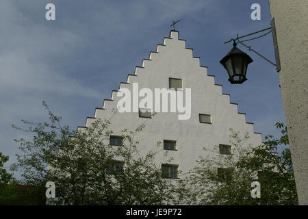 Kloster Heiligkreuztal, situato in Germania, è un monastero storico. L'immagine cattura la sua architettura e l'ambiente sereno, mettendo in risalto l'atmosfera tranquilla del sito religioso. Foto Stock