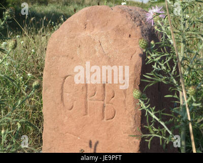 Una fotografia di una pietra di confine del 23 luglio 2014, che segna un confine terrestre in un'area rurale. L'immagine illustra le condizioni e la posizione della pietra, riflettendo il suo significato storico come marcatore territoriale. Foto Stock
