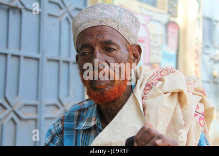 L'immagine scattata il 28 luglio 2014 mostra la celebrazione di Eid al-Fitr a Beletweyn, Somalia. La foto cattura l'importanza culturale e religiosa di questa festa islamica, segnata da preghiere e riunioni della comunità. Foto Stock