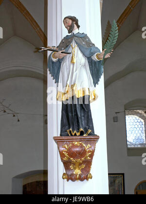 Questa immagine cattura la chiesa cattolica 'Kath. Pfarrkirche hl. Nikolaus' a Neumarkt an der Ybbs, Austria. La chiesa, dedicata a San Nicola, è un esempio di architettura religiosa austriaca. Foto Stock