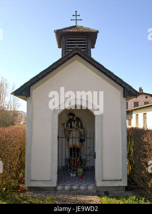 L'immagine cattura una vista della Wegkapelle (cappella laterale della strada) dedicata a San Giovanni Nepomuk, situata a Neumarkt an der Ybbs, Austria, scattata il 15 aprile 2013. Foto Stock