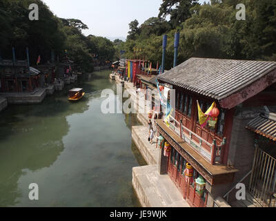 Un'immagine del 27 agosto 2014, che mostra le barche sul canale presso il Palazzo d'Estate di Pechino, in Cina, con vedute panoramiche del canale e dell'architettura circostante. Foto Stock