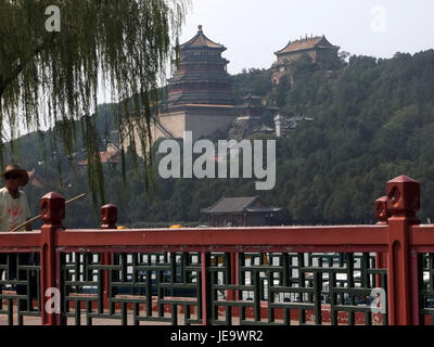 Questa fotografia, scattata il 27 agosto 2014, mostra Foxiang GE, noto anche come il Padiglione della fragranza del Buddha, al Palazzo d'Estate di Pechino. L'immagine mette in evidenza la bellezza architettonica del padiglione e l'ambiente panoramico circostante. Foto Stock