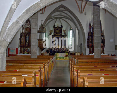 Questa fotografia cattura la Pfarrkirche HL. Georg, una chiesa cattolica a St. Georgen am Walde, Austria. L'immagine evidenzia le caratteristiche architettoniche della chiesa, tra cui il suo stile tradizionale e l'ambiente rurale. Foto Stock