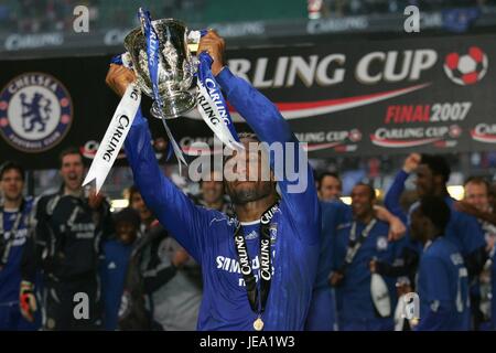 DIDIER DROGBA CON CARLING CUP ARSENAL V Chelsea Millennium Stadium Cardiff Galles 25 Febbraio 2007 Foto Stock