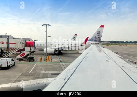 Compagnia aerea norvegese aerei Boeing in stand presso l' aeroporto di Gatwick Regno Unito Foto Stock