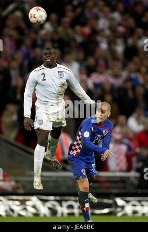 MICAH RICHARDS & MLADEN PETRIC INGHILTERRA V CROAZIA WEMBLEY Londra Inghilterra 21 Novembre 2007 Foto Stock