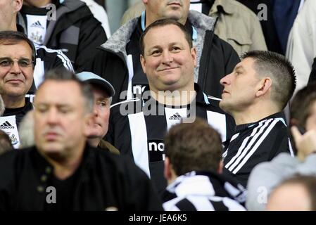 MIKE ASHLEY IN CON VENTOLE SUNDERLAND V NEWCASTLE STADIO DELLA LUCE SUNDERLAND INGHILTERRA 10 Novembre 2007 Foto Stock