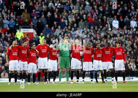 I GIOCATORI DURANTE I minuti di silenzio MANCHESTER UNITED V BLACKBURN OLD TRAFFORD Manchester Inghilterra 11 Novembre 2007 Foto Stock