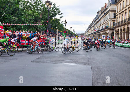 Parigi, Francia - 26 luglio 2015: il norvegese corner a Parigi il tifo il Tour de France piloti a Parigi Foto Stock