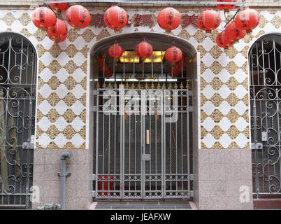 Questa fotografia cattura una scena di strada a Chinatown, San Francisco, California, il 14 ottobre 2014. Mostra la vivace comunità e l'atmosfera culturale unica di uno dei quartieri più storici della città. Foto Stock