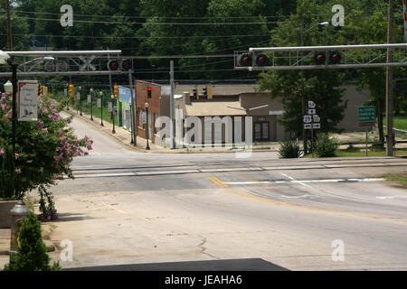 Questa immagine cattura Main Street a Hogansville, Georgia, il 29 giugno 2013. La foto mette in evidenza il fascino di una piccola città e l'atmosfera di comunità di questa città degli Stati Uniti meridionali, con attività commerciali e pedonali locali. Foto Stock