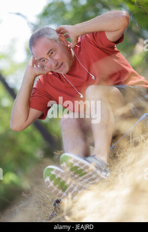 La mezza età uomo facendo sit ups per esterno Foto Stock