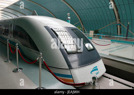 Un treno Maglev in partenza dalla stazione di Longyang Road a Shanghai il 15 novembre 2014. Il treno utilizza la tecnologia di levitazione magnetica per raggiungere l'alta velocità, rendendolo uno dei treni più veloci al mondo. Foto Stock