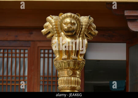 Questa statua del leone situata presso il tempio Jing'an di Shanghai è una rappresentazione iconica dell'arte culturale e religiosa cinese. Il leone è un simbolo tradizionale di protezione, spesso trovato nei templi buddisti. Foto Stock