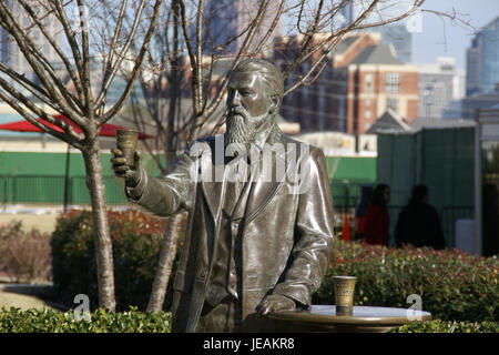 La statua di John Pemberton, l'inventore della Coca-Cola, si trova al World of Coca-Cola di Atlanta, Georgia. Questo tributo onora la sua creazione della famosa bevanda, un momento chiave nella storia americana. Foto Stock