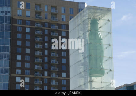 Scattata il 26 gennaio 2013, questa immagine mostra una vista all'interno del World of Coca-Cola di Atlanta, Georgia, che mostra la storia iconica del marchio, la pubblicità e le mostre interattive. Foto Stock