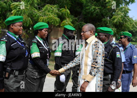 Questa immagine del 5 dicembre 2014 mostra una cerimonia in Nigeria dove gli ufficiali della FPU (unità di polizia formata) sono stati premiati con medaglie per il loro servizio nelle operazioni di mantenimento della pace. Foto Stock