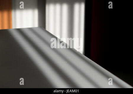 Questa immagine mostra un design geometrico del 2014, caratterizzato da varie forme e motivi disposti in una composizione visivamente sorprendente. L'immagine esplora le qualità estetiche dell'arte geometrica. Foto Stock