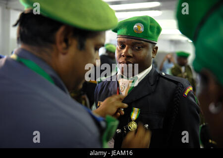 Questa immagine cattura un momento della cerimonia di premiazione della Medaglia del Kenya tenutasi il 12 dicembre 2014. La cerimonia ha riconosciuto gli individui per il loro contributo a vari settori in Kenya, celebrando i risultati nazionali. Foto Stock