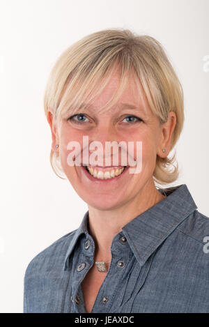 Headshot ritratto di una splendida bionda medioevo europeo donne abbigliate in grigio Camicia business - studio shot davanti a uno sfondo bianco Foto Stock