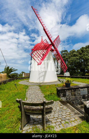 Pico vermelho mulino a vento sulla costa dell'isola di Sao Miguel, l'arcipelago delle Azzorre nell'oceano atlantico appartenenti al Portogallo Foto Stock