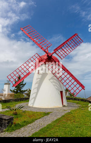 Pico vermelho mulino a vento sulla costa dell'isola di Sao Miguel, l'arcipelago delle Azzorre nell'oceano atlantico appartenenti al Portogallo Foto Stock