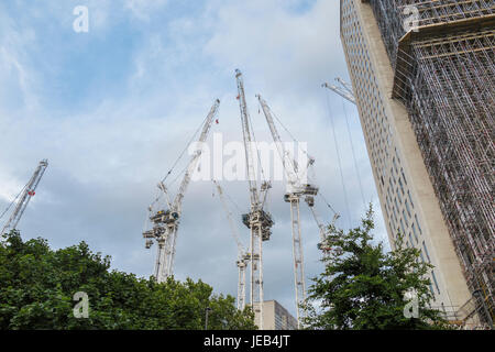 Gru a torre nella Southbank luogo sito in costruzione, South Bank, Stamford Street, Southwark Lambeth frontiera, London SE1 Foto Stock