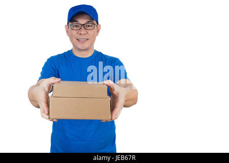 Smart cinese asiatici delivery guy in uniforme erogazione di pacchi isolato in uno sfondo bianco. Foto Stock