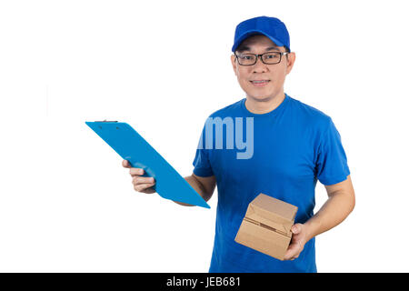 Smart cinese asiatici delivery guy in uniforme erogazione di pacchi isolato in uno sfondo bianco. Foto Stock