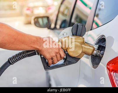 Ricarica a mano la vettura con il carburante presso la stazione di benzina Foto Stock