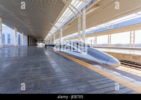 LUOYANG, Cina - 12 gennaio 2014: Luoyang Longmen stazione ferroviaria per i treni ad alta velocità su gennaio 12, 2014 di Tianjin. Foto Stock