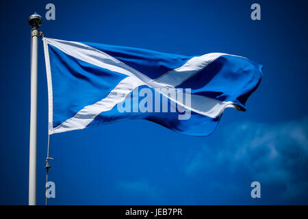 Scozia bandiera nella luce del sole contro il cielo blu Foto Stock