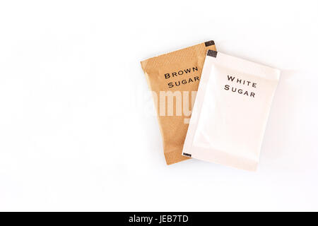 Bianco e zucchero di canna borsa su sfondo bianco, vista dall'alto con spazio di copia e testo Foto Stock