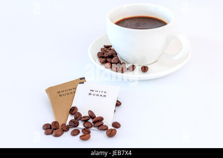 Una tazza di caffè nero e la bustina di zucchero per rinfrescare la mattina, vista dall'alto con spazio copia testo e. Foto Stock